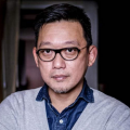 美女把尿口扒开给男生舔